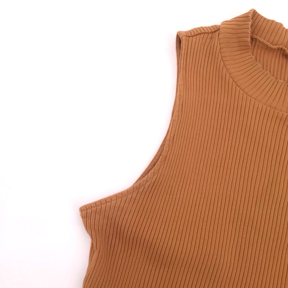 Uniqlo Ribbed Sleeveless Crop Top Size Medium - Picture 5 of 11